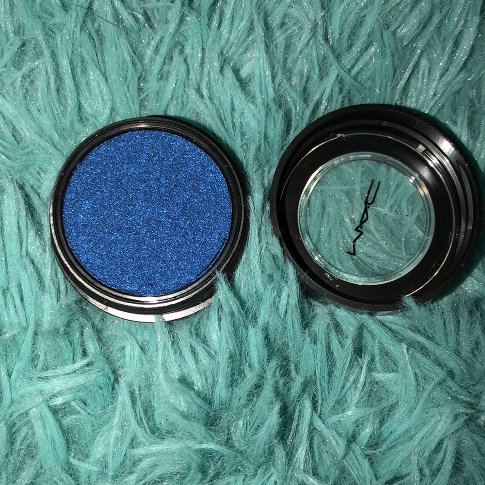 MAC eyeshadow in Switch to Blue